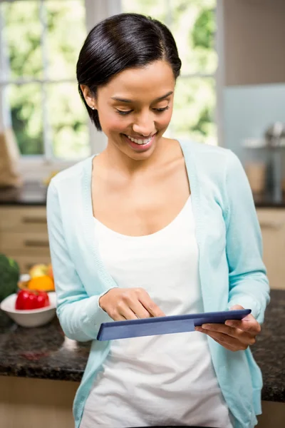 Lachende brunette met behulp van Tablet PC — Stockfoto