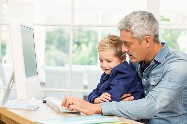 Père et fils utilisant l'ordinateur — Photo