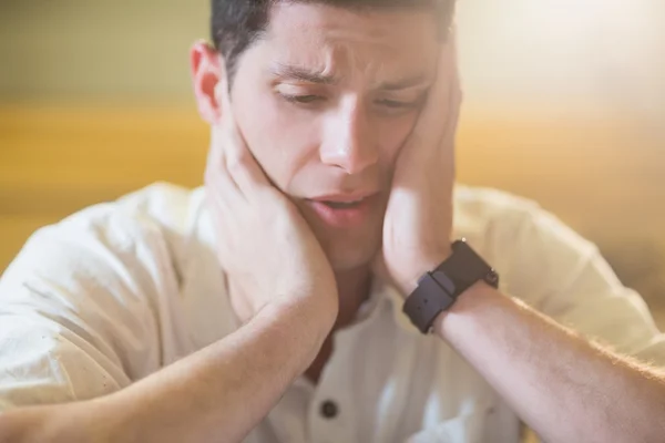 Ängslig manlig student under tentamen — Stockfoto