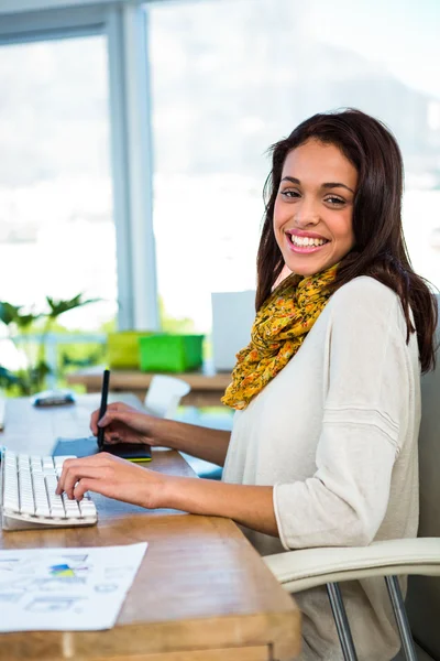 Menina usa seu computador — Fotografia de Stock