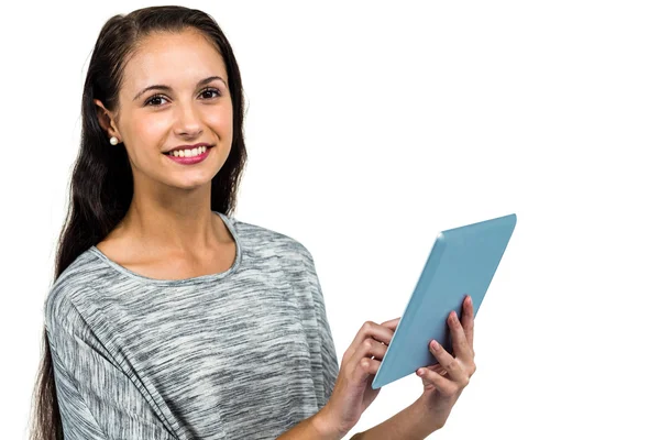 Улыбающаяся женщина с помощью цифрового планшета — стоковое фото