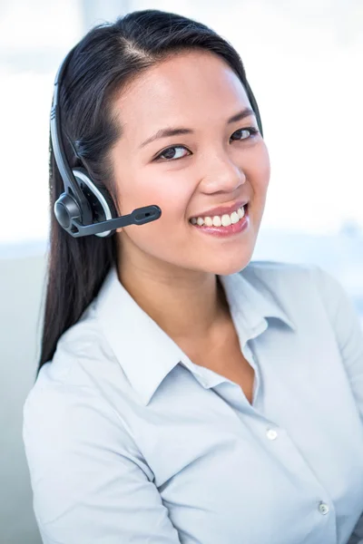 Femme d'affaires souriante utilisant un casque — Photo