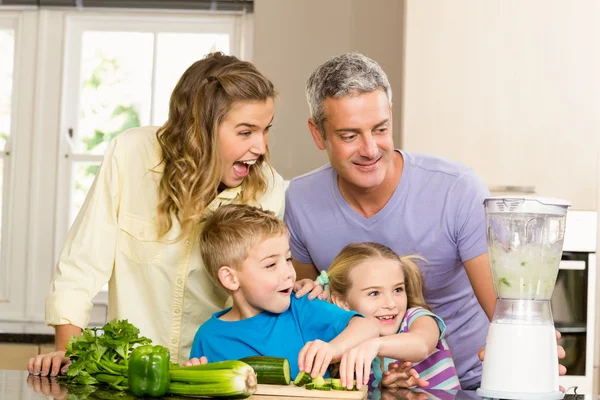 Familie bereitet gesunden Smoothie zu — Stockfoto