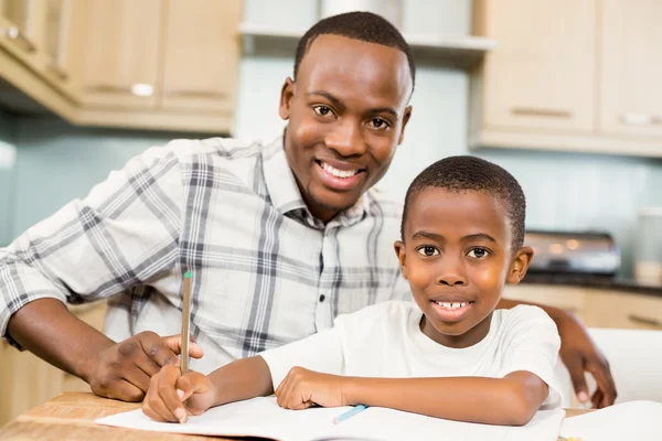 Père aidant fils pour les devoirs — Photo