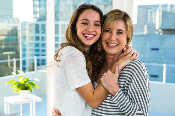 Gelukkig moeder en dochter knuffelen elkaar — Stockfoto