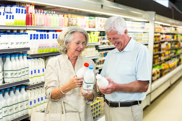 Starší pár, nákup mléka — Stock fotografie