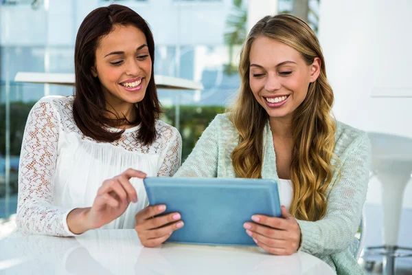 Duas meninas usam um tablet — Fotografia de Stock