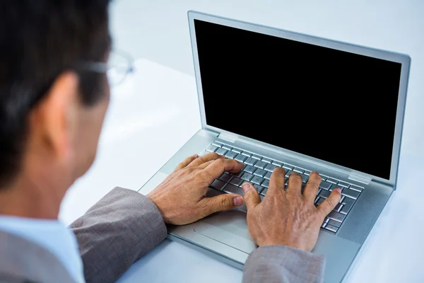 Empresário trabalhando em seu laptop — Fotografia de Stock