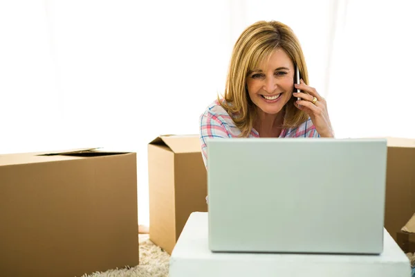 Mujer llamando a alguien — Foto de Stock