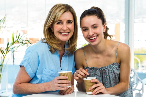 Mutter und Tochter trinken Tee — Stockfoto