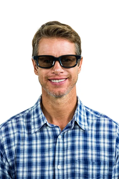 Porträt eines gutaussehenden Mannes mit Sonnenbrille — Stockfoto