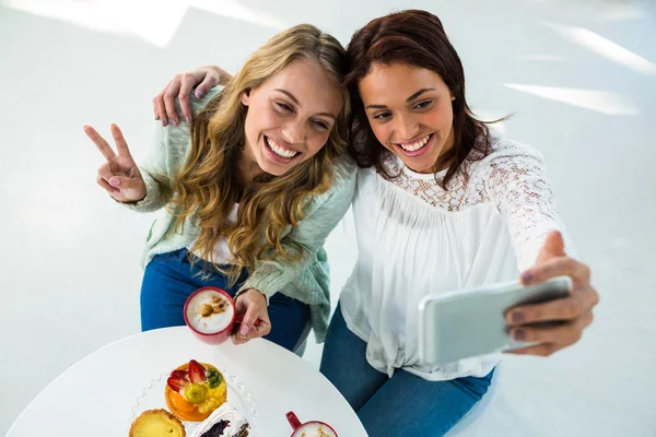 Två tjejer tar en selfie — Stockfoto