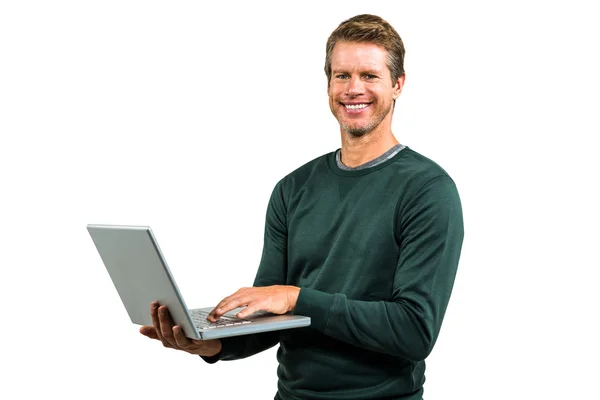 Retrato del hombre sonriente usando el ordenador portátil —  Fotos de Stock