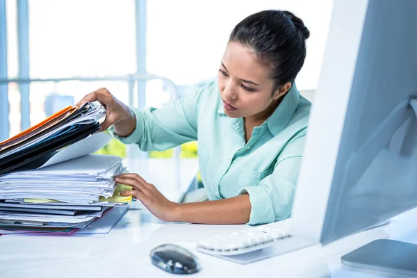 Mujer de negocios seria buscando archivos —  Fotos de Stock