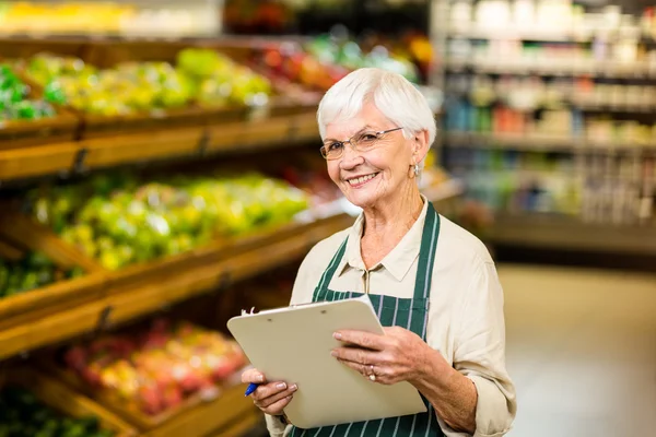 Smilende seniorarbeider med skriveplate – stockfoto