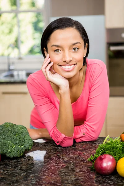 Lachende brunette in keuken — Stockfoto