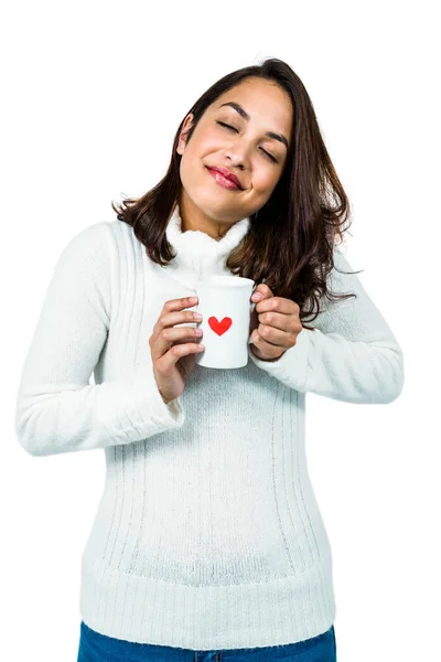 Bela mulher segurando caneca de café — Fotografia de Stock