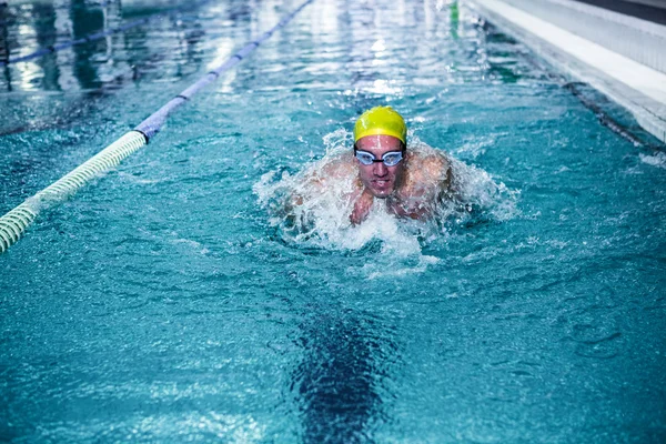 Man zwemmen met zwemmen hoed passen — Stockfoto