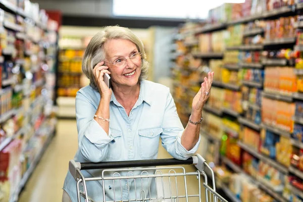Lachende senior vrouw aan telefoongesprek — Stockfoto