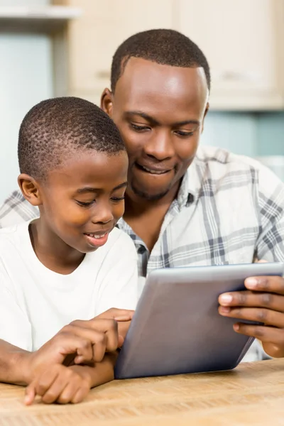 Padre e figlio utilizzando tablet insieme — Foto Stock