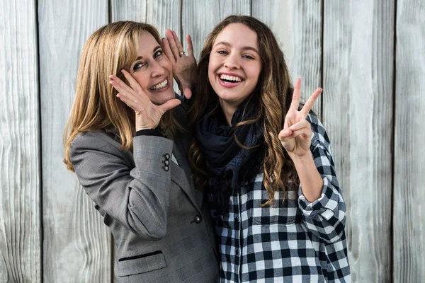 Madre e hija haciendo señales —  Fotos de Stock