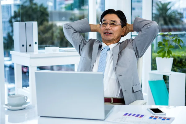 Nachdenklicher asiatischer Geschäftsmann entspannt sich — Stockfoto