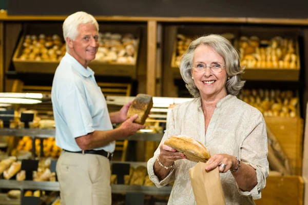 Senior couple buying bread — Stock Photo, Image