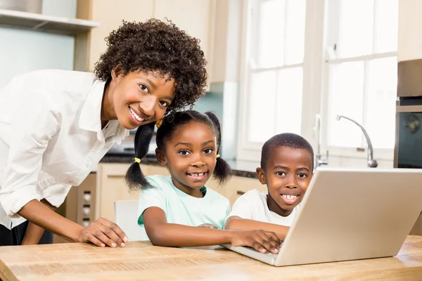 Familie nutzt Laptop in der Küche — Stockfoto