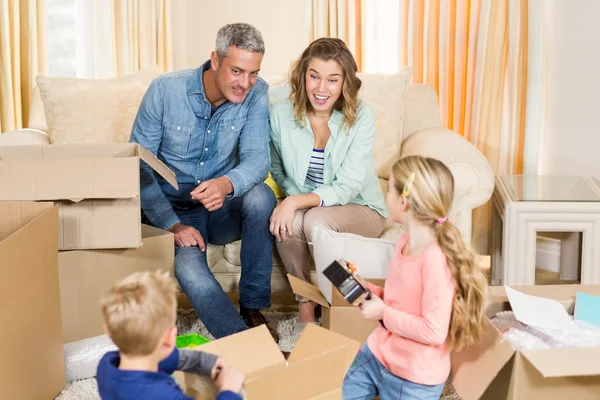 Caixas de abertura da família bonito — Fotografia de Stock