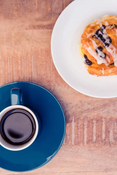 Comida dulce servida en plato por taza de café —  Fotos de Stock