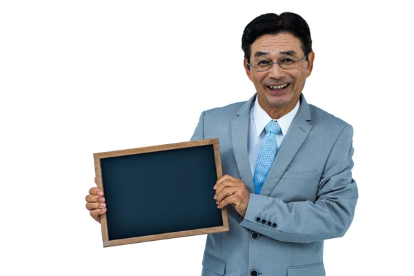 Азиатский бизнесмен держит черную доску — стоковое фото