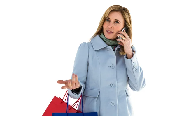 Mujer centrada en su llamada telefónica — Foto de Stock