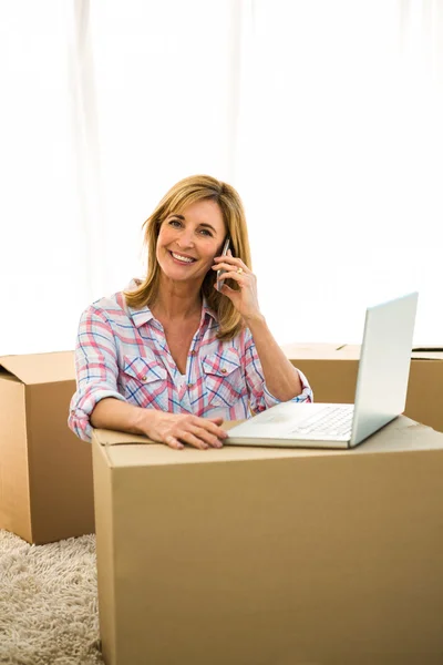 Frau ruft jemanden an — Stockfoto