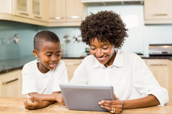 Moeder en zoon met behulp van Tablet PC — Stockfoto