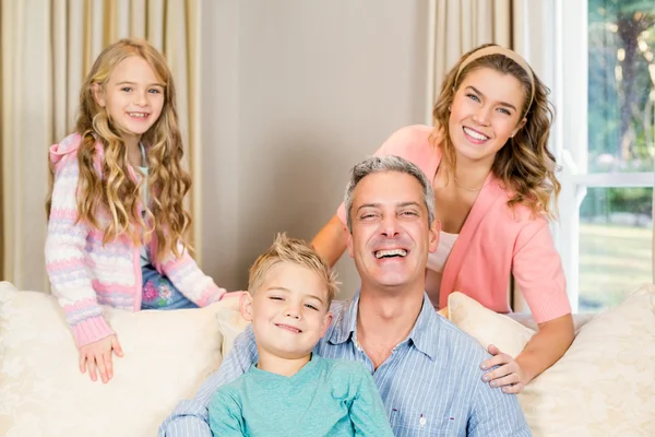 Šťastná rodina na pohovce — Stock fotografie