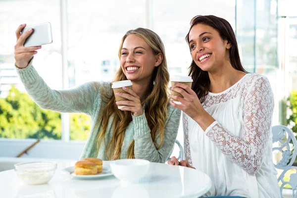 Deux filles prennent un selfie — Photo