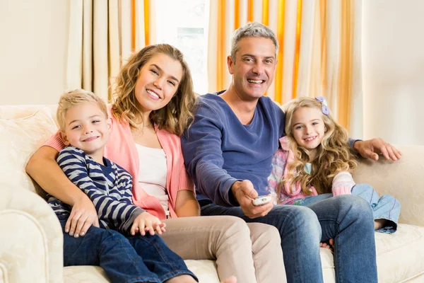 Família desfrutando de um filme juntos — Fotografia de Stock