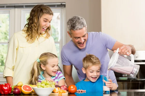 Familjen förbereder hälsosam smoothie — Stockfoto