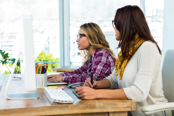 Deux filles travaillent au bureau — Photo