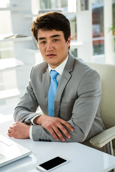 Asiático hombre de negocios en su oficina —  Fotos de Stock