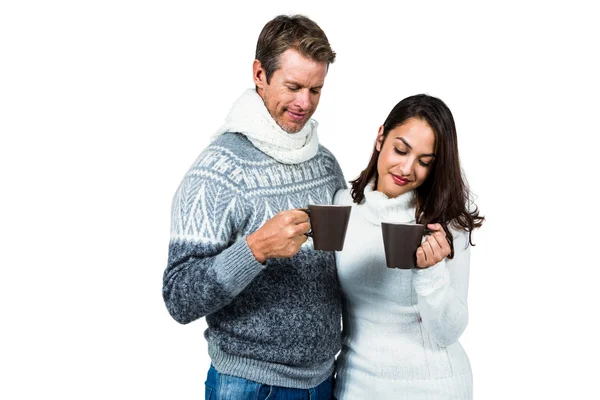 Pareja festiva sonriendo y sosteniendo tazas — Foto de Stock