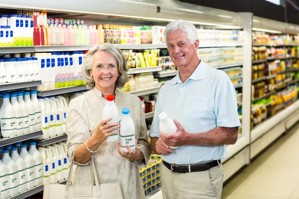 Starší pár, nákup mléka — Stock fotografie