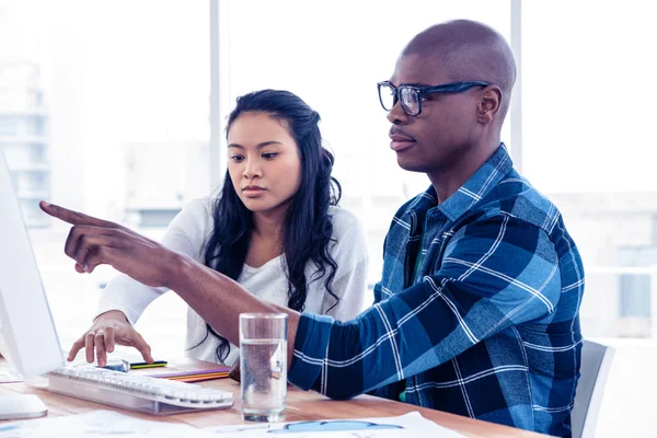 Affärsman diskuterar med affärskvinna över dator — Stockfoto