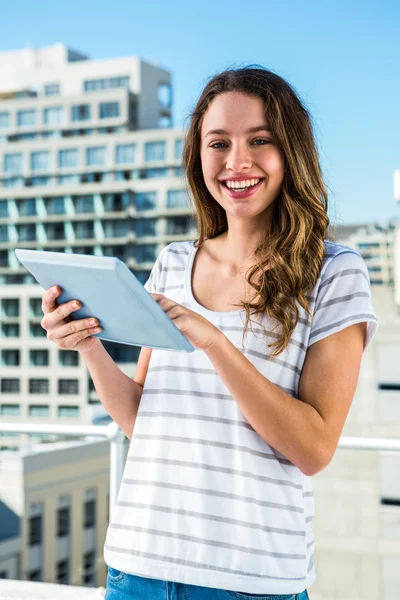 Menina jovem usando seu tablet — Fotografia de Stock
