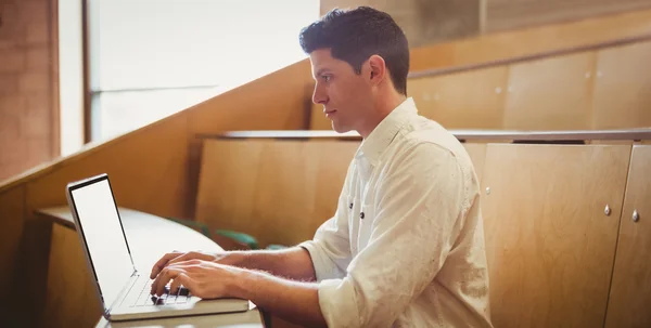 Concentrato studente maschio utilizzando il computer portatile — Foto Stock