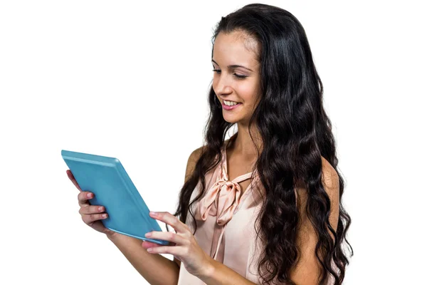 Usmívající se žena pomocí tabletu — Stock fotografie