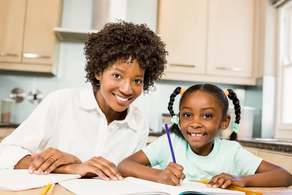 Mutter überprüft Töchter bei Hausaufgaben — Stockfoto