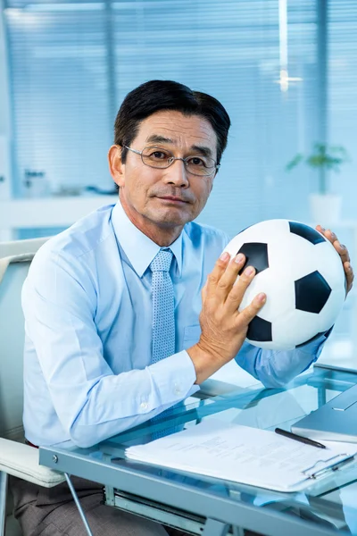 Asiático homem de negócios segurando bola de futebol — Fotografia de Stock