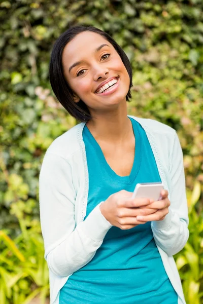 Brunette using smartphone — Stock Photo, Image