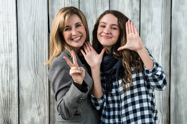 Madre e hija haciendo señales —  Fotos de Stock